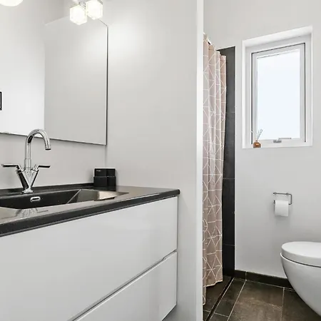 4 Bedroom Beautiful In Holiday home