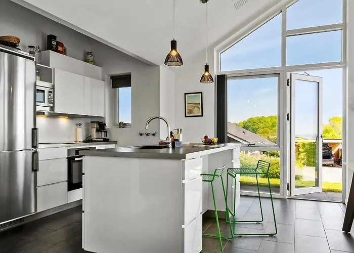 Nyaraló 4 Bedroom Beautiful In *