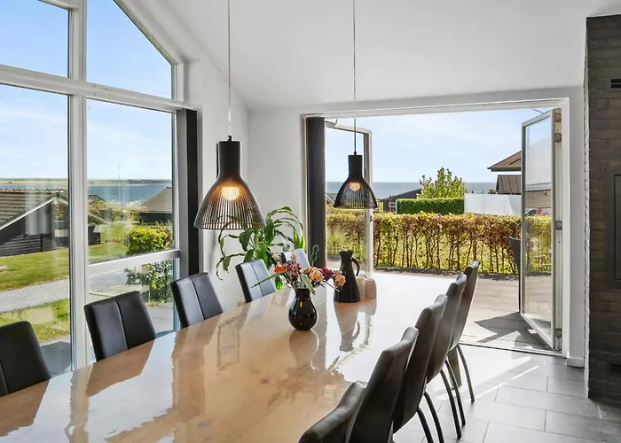 Nyaraló 4 Bedroom Beautiful In *